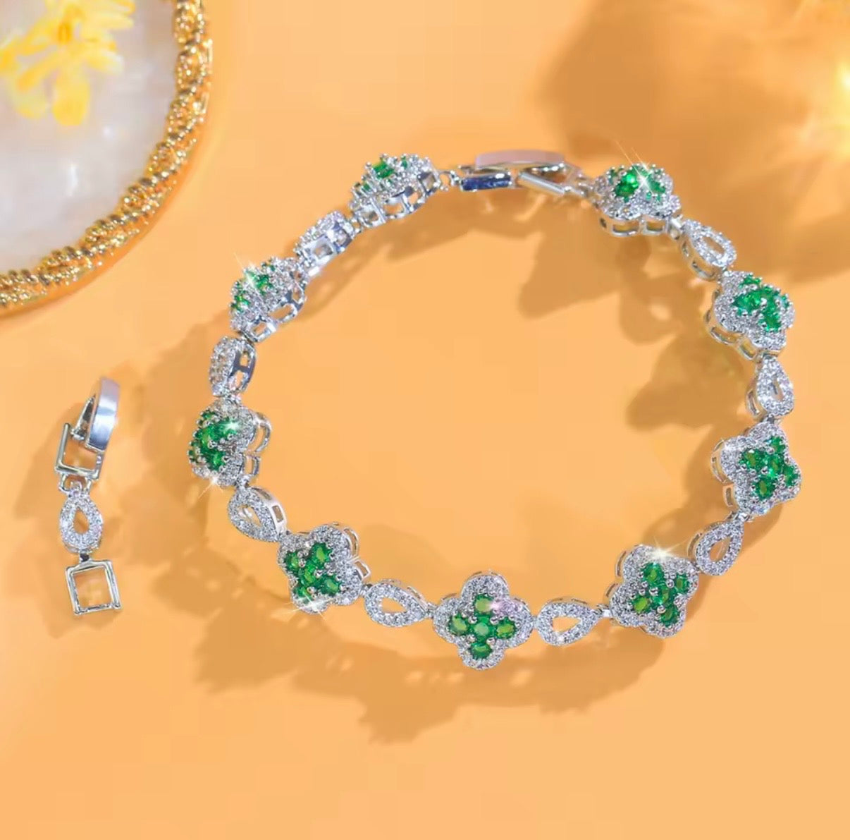 Elegant Shiny Flower Shape Bracelet