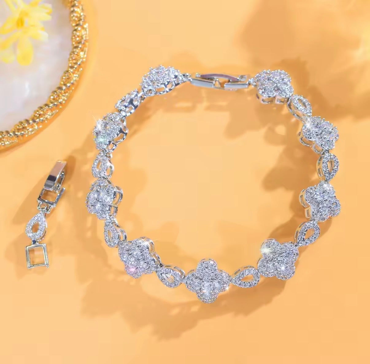 Elegant Shiny Flower Shape Bracelet
